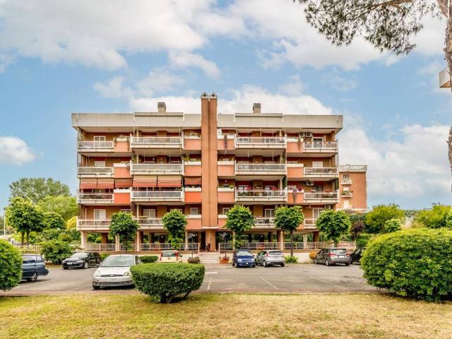 Appartamento in vendita a Municipio Roma X, Roma Capitale