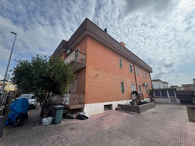 Appartamento in vendita a Municipio Roma X, Roma Capitale