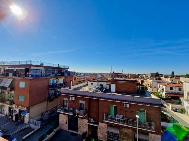 Appartamento in vendita a Municipio Roma X, Roma Capitale