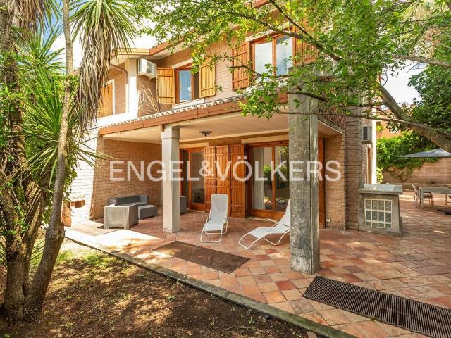 Villa Indipendente in vendita a La Giustiniana, Montecompatri