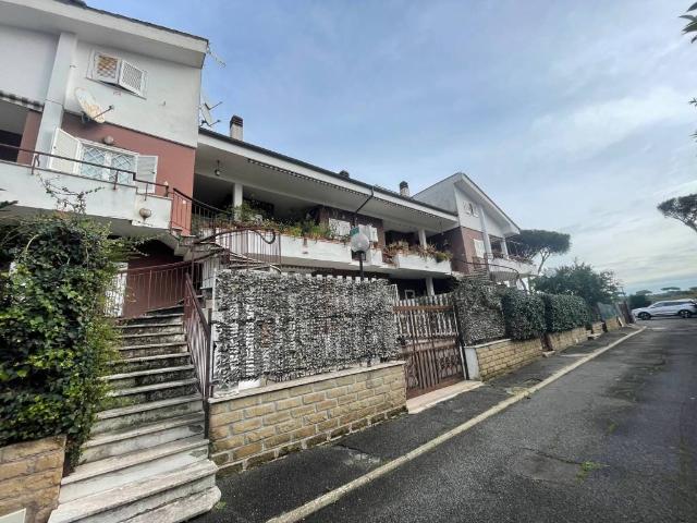 Appartamento in vendita a Axa, Roma Capitale