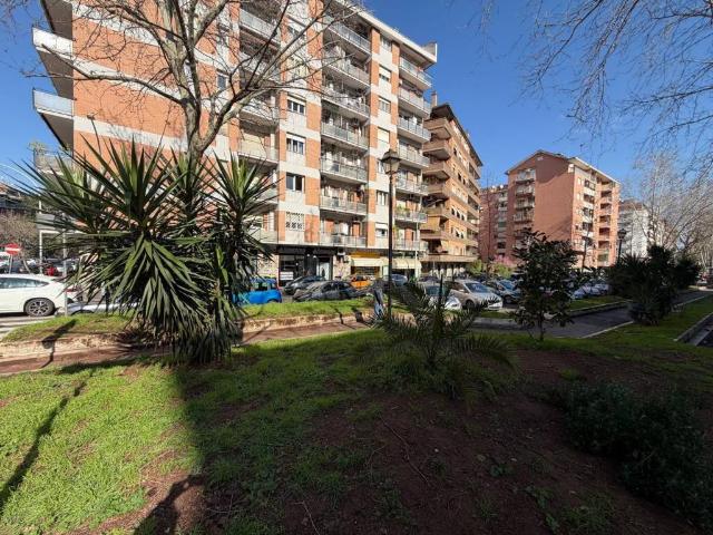 Appartamento in vendita a Municipio Roma VII, Roma Capitale