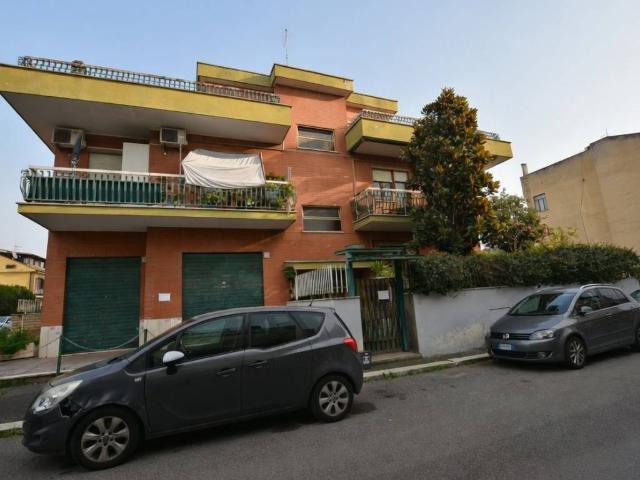 Appartamento in vendita a Municipio Roma X, Roma Capitale