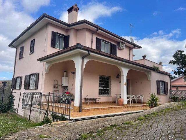 Villa Indipendente in vendita a Monte Migliore, Roma Capitale