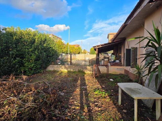 Appartamento in vendita a Municipio Roma X, Roma Capitale