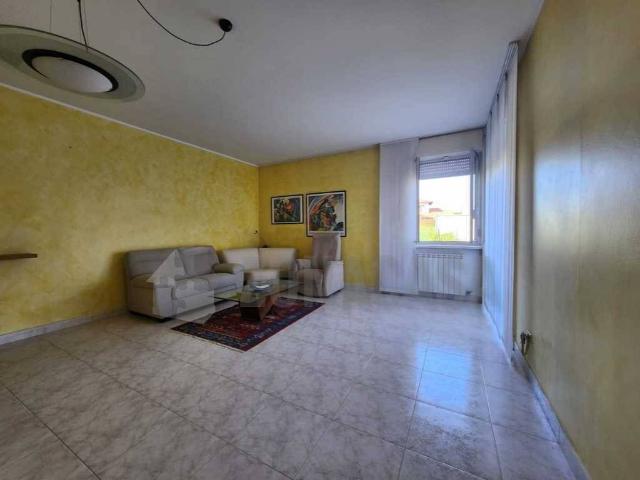 Appartamento in vendita a Samarate, Lombardia