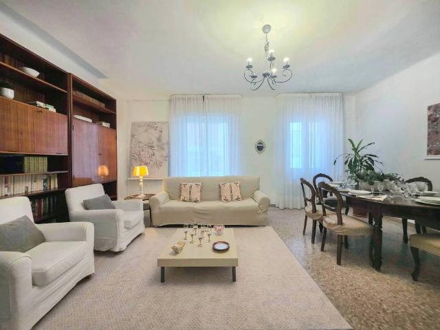 Appartamento in vendita a Albula centro, Marche