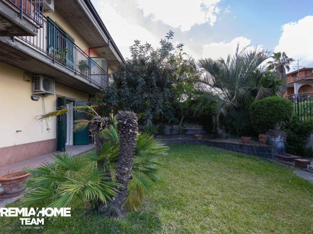 Villa Schiera in vendita a San Pietro Clarenza, Sicilia