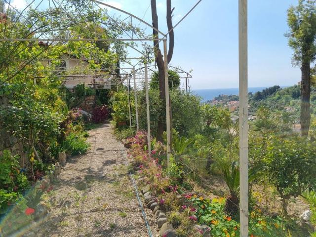 Villa Indipendente in vendita a Suseneo, San Remo