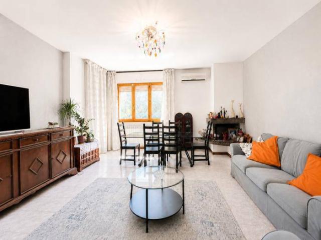 Appartamento in vendita a Ciarnin, Marche