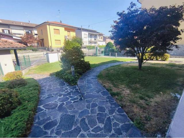Appartamento in vendita a Solaro, Lombardia