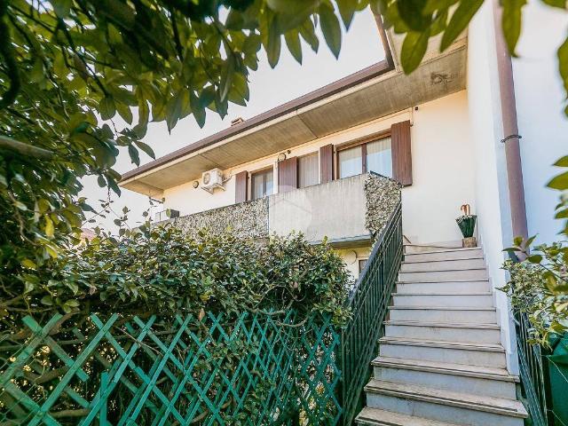 Appartamento in vendita a Sommacampagna, Veneto