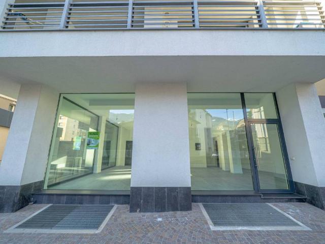 Locale Commerciale in vendita a Campoledro, Sondrio