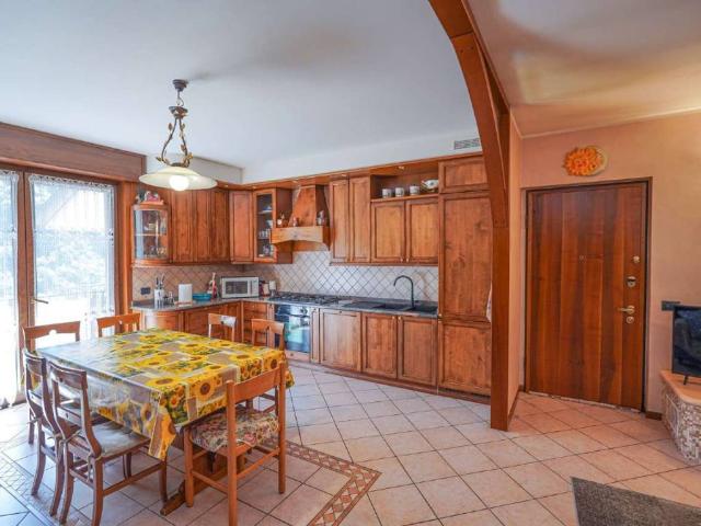 Appartamento in vendita a Strozza, Lombardia