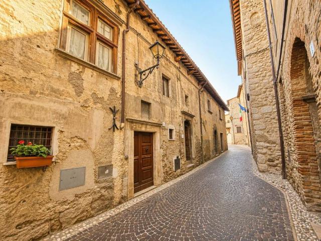 Appartamento in vendita a Toffia, Lazio