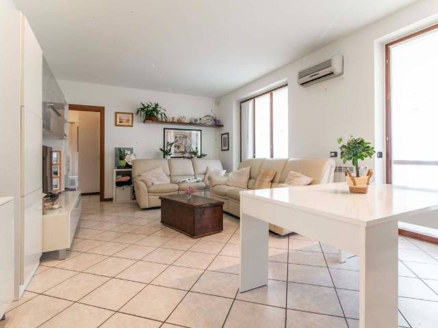 Appartamento in vendita a Tradate, Lombardia