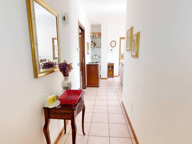 Appartamento in vendita a Tradate, Lombardia