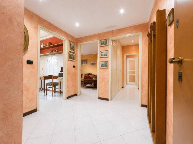 Appartamento in vendita a Tradate, Lombardia
