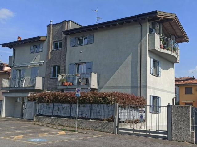 Appartamento in vendita a Trezzano Rosa, Lombardia
