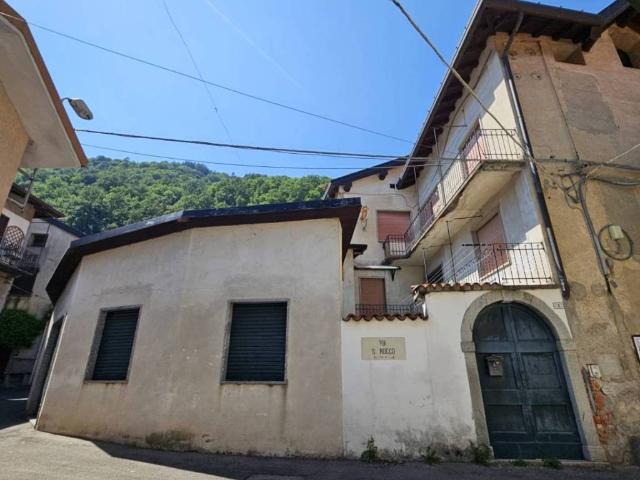 Appartamento in vendita a Valbrona, Lombardia