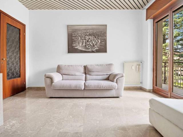 Appartamento in vendita a Valmadrera, Lombardia