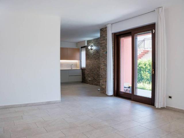 Appartamento in vendita a Varano Borghi, Lombardia
