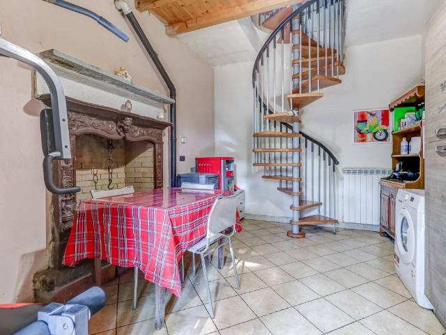 Appartamento in vendita a Varano Borghi, Lombardia