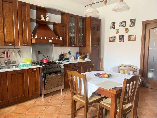 Appartamento in vendita a Varano Borghi, Lombardia