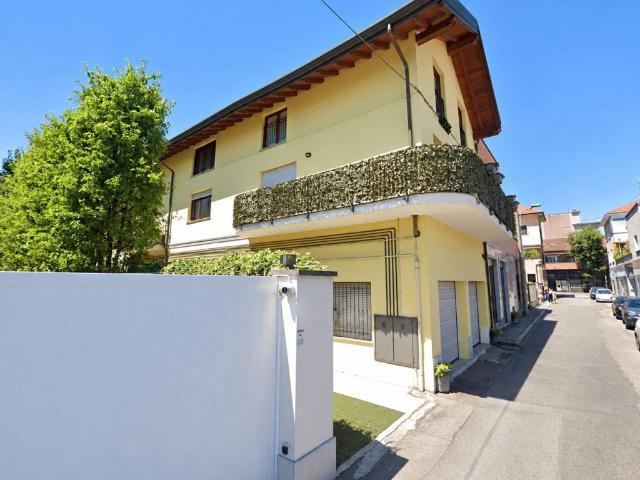 Appartamento in vendita a Varedo, Monza e della Brianza