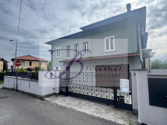 Appartamento in vendita a Biumo Superiore, Varese