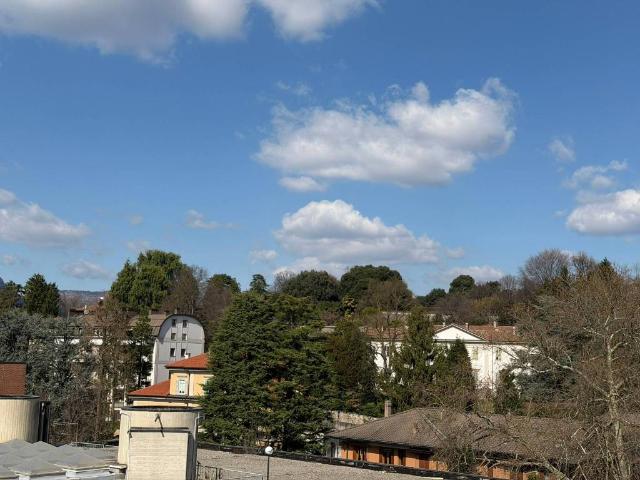 Attico in vendita a Biumo Superiore, Varese