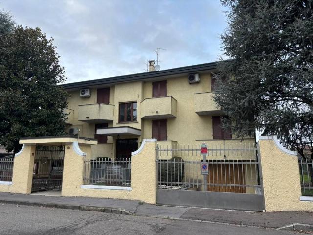 Appartamento in vendita a Vernate, Lombardia