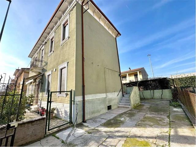 Appartamento in vendita a Sud-Est, Brenzone
