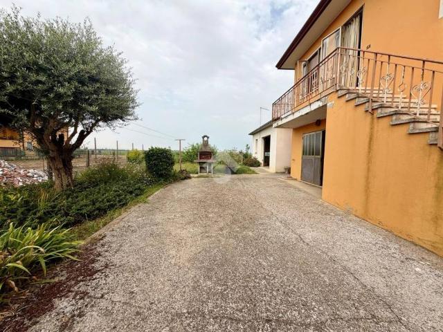Villa Indipendente in vendita a Santa Maria d'Adige, Vescovana