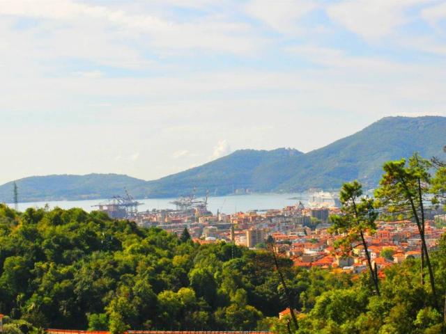Appartamento in vendita a Vezzano Ligure, Liguria