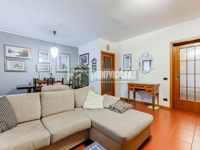 Appartamento in vendita a Vimercate, Lombardia