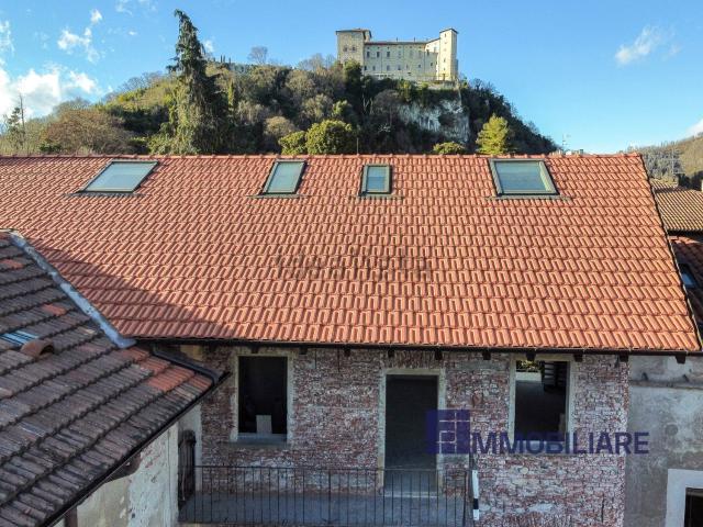 Appartamento in vendita a Angera, Lombardia