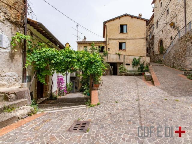 Appartamento in vendita a Toffia, Lazio
