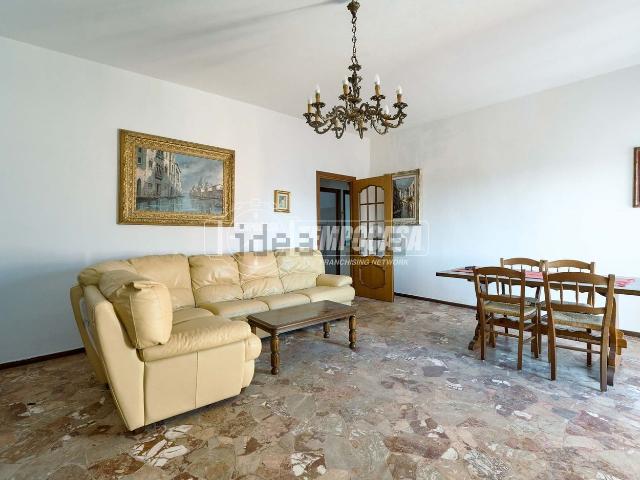 Appartamento in vendita a Zona Castello, Cremona