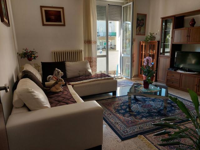 Appartamento in vendita a Pesaro, Pesaro E Urbino