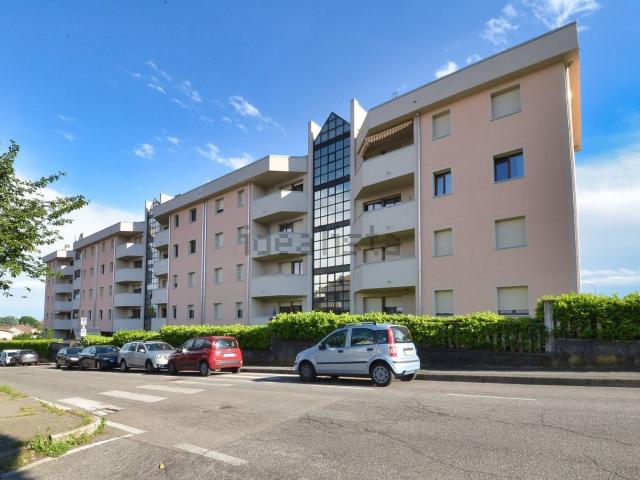 Appartamento in vendita a Limbiate, Lombardia