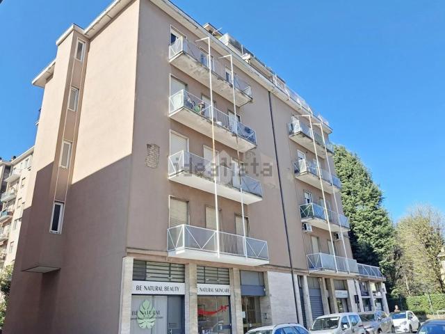 Appartamento in vendita a Carate Brianza, Lombardia