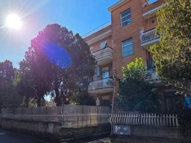 Appartamento in vendita a Municipio Roma X, Roma Capitale