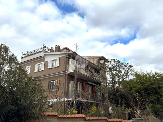Appartamento in vendita a Osteria del Curato, Roma Capitale