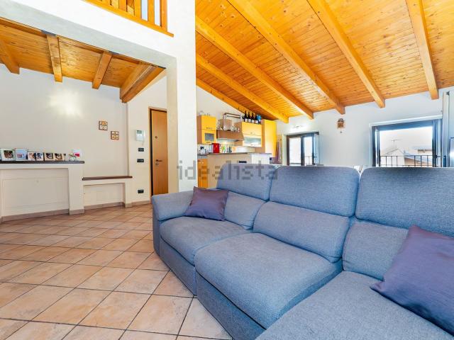 Appartamento in vendita a Dolzago, Lombardia