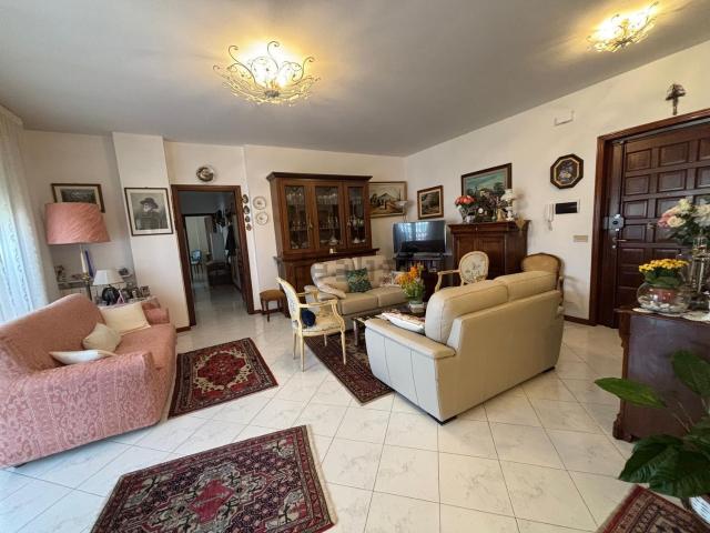 Appartamento in vendita a Remola, Marina Di Massa