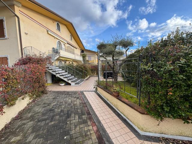 Appartamento in vendita a Marina di Massa, Marina Di Massa