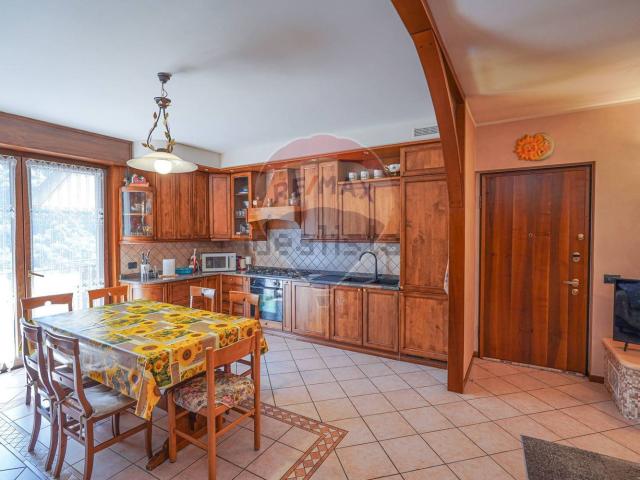 Appartamento in vendita a Strozza, Lombardia