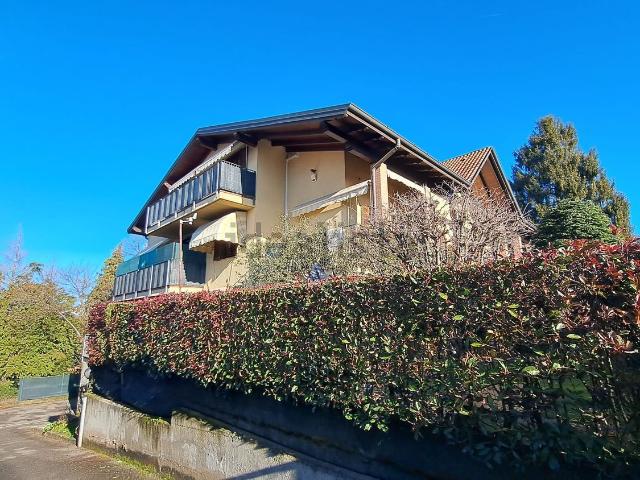 Appartamento in vendita a Besnate, Lombardia