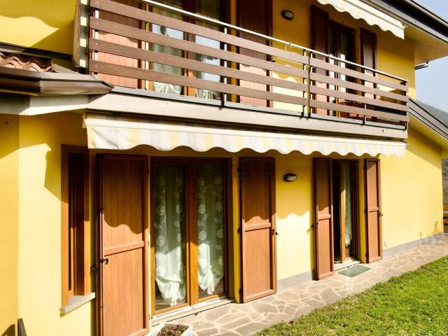Appartamento in vendita a Strozza, Lombardia